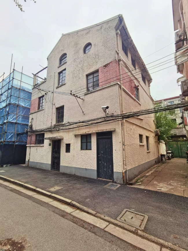 江蘇路獨(dú)棟老洋房,花園80平米,大雙開(kāi)間朝南,原始老屋況,價(jià)格最優(yōu)！