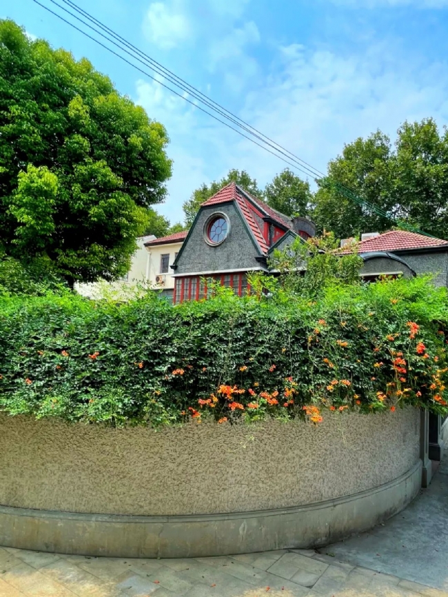 黃浦區(qū)皋蘭路沿街獨(dú)棟老洋房,法式風(fēng)格,三開(kāi)間朝南