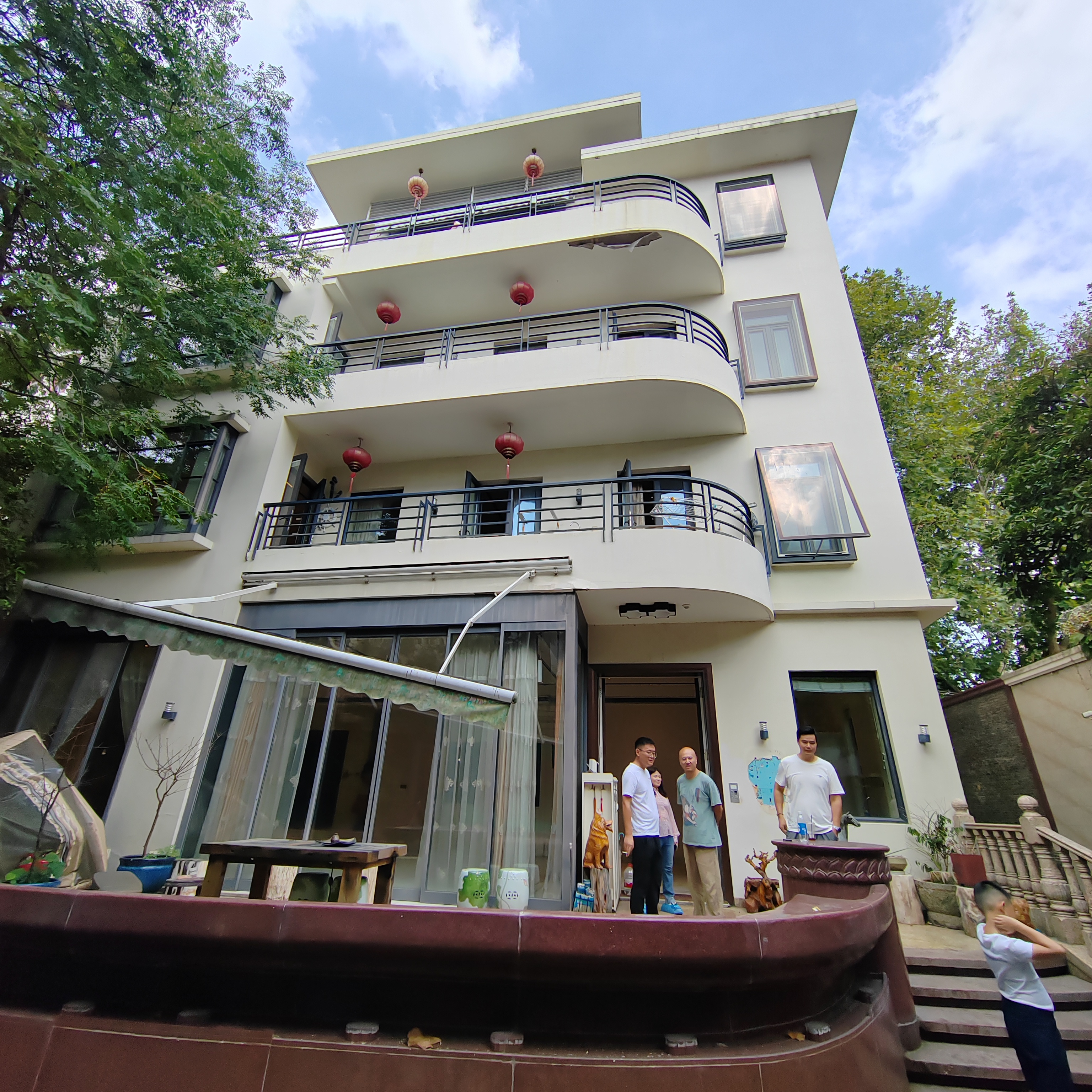 徐匯區(qū)長(zhǎng)樂(lè)路沿街花園洋房,內(nèi)裝電梯,三開(kāi)間全朝南格局